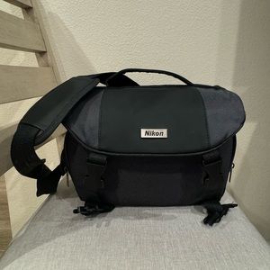 Nikon Deluxe DSLR Camera Bag (Black)